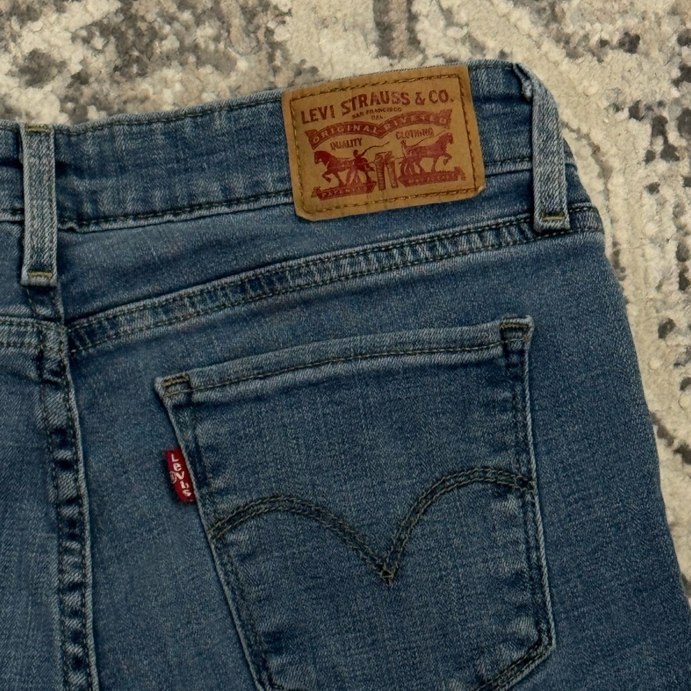 Levi's Classic Blue Jeans with Leather Patch
